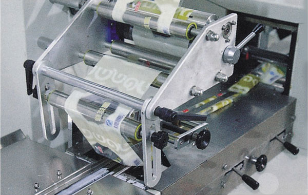 Automatic pillow-shaped packaging machine
